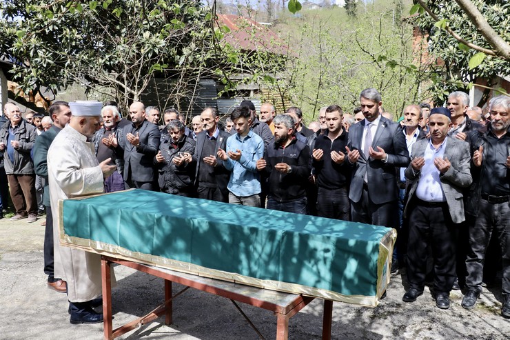 trabzonun-hayrat-ilcesinde-dun-icme-suyu-hatti-calismalari-sirasinda-meydana-gelen-gocukte-hayatini-kaybeden-iscilerden-ibrahim-keskinin-cenazesi-topraga-verildi-1.jpg