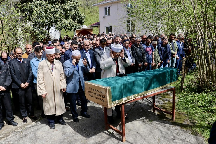 trabzonun-hayrat-ilcesinde-dun-icme-suyu-hatti-calismalari-sirasinda-meydana-gelen-gocukte-hayatini-kaybeden-iscilerden-ibrahim-keskinin-cenazesi-topraga-verildi-3.jpg