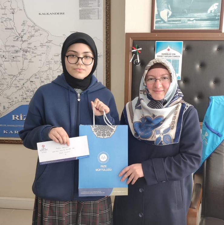 diyanet-isleri-baskanliginin-duzenledigi-yarismalarda-rizede-dereceye-girenler-odullendirildi-5.jpg