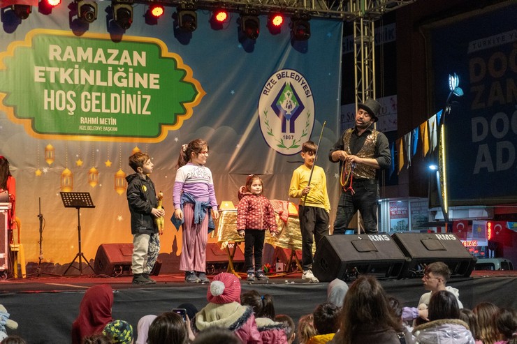 rize-belediyesi-ramazan-etkinliklerinde-eglence-devam-ediyor-11.jpg