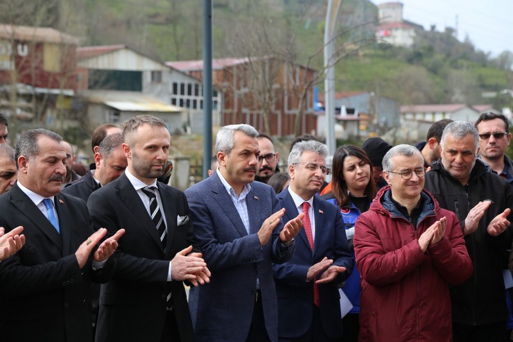 rize-valisi-ihsan-selim-baydas-afad-il-mudurlugu-tarafindan-organize-edilen-6-subat-depremleri-hatira-bahcesi-fidan-dikim-etkinligine-katildi-2.jpg
