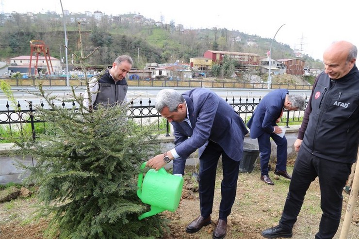rize-valisi-ihsan-selim-baydas-afad-il-mudurlugu-tarafindan-organize-edilen-6-subat-depremleri-hatira-bahcesi-fidan-dikim-etkinligine-katildi-3.jpg
