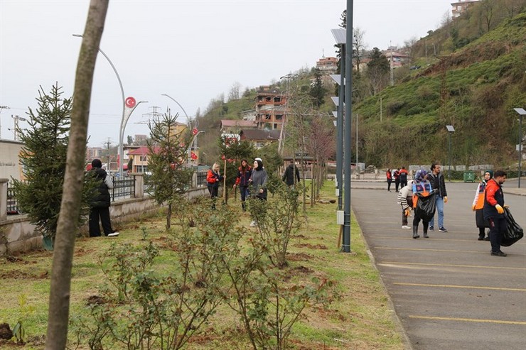 rize-valisi-ihsan-selim-baydas-afad-il-mudurlugu-tarafindan-organize-edilen-6-subat-depremleri-hatira-bahcesi-fidan-dikim-etkinligine-katildi-7.jpg