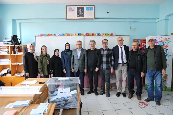 rize-valisi-ihsan-selim-baydas-ve-esi-zeyneb-baydas-31-mart-mahalli-idareler-genel-secimleri-icin-1.jpg