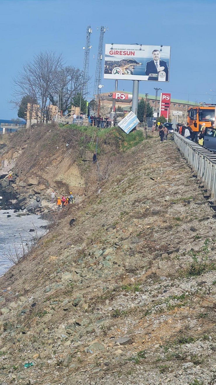 giresunun-kesap-ilcesinde-kontrolden-cikan-otomobilin-yol-kenarindaki-bariyerleri-kirarak-deniz-kiyisina-yuvarlandigi-kazada-surucu-osman-almaci-hayatini-kaybetti-1-7.jpg