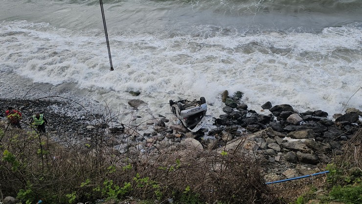 giresunun-kesap-ilcesinde-kontrolden-cikan-otomobilin-yol-kenarindaki-bariyerleri-kirarak-deniz-kiyisina-yuvarlandigi-kazada-surucu-osman-almaci-hayatini-kaybetti-1.jpg