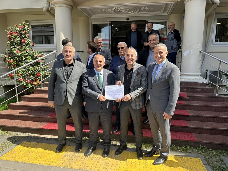 ayeli-belediye-baskani-ismail-hakki-ciftci-2024-yerel-secimlerinin-resmi-olarak-sonuclanmasiyla-birlikte-yeni-donem-icin-mazbatasini-teslim-aldi-1.jpg