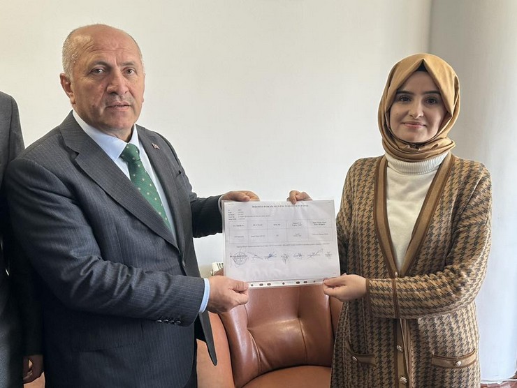 ayeli-belediye-baskani-ismail-hakki-ciftci-2024-yerel-secimlerinin-resmi-olarak-sonuclanmasiyla-birlikte-yeni-donem-icin-mazbatasini-teslim-aldi-2.jpg