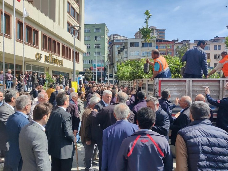 trabzonun-of-ilcesi-ilginc-bir-hayir-etkinligine-sahne-oldu-ucar-ailesi-tarafindan-dagitilan-bir-tir-dolusu-20-bin-meyve-fidani-yarim-saat-icinde-tukendi-4.jpg