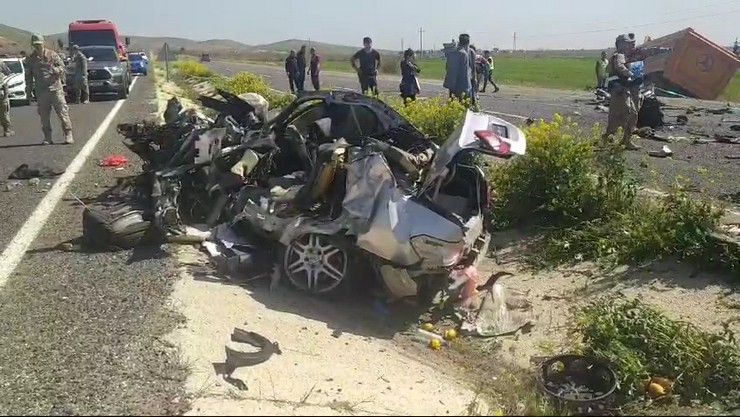 anliurfanin-bozova-ilcesinde-otomobil-ile-kamyonun-kafa-kafaya-carpistigi-kazada-2si-cocuk-4-kisi-oldu-1-kisi-yaralandi-3.jpg