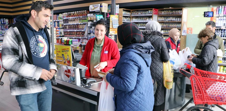 erzurumda-bir-markette-kasiyerlik-yapan-seyda-ates-35-kadinlarin-baskisi-ile-girdigi-31-mart-2024-mahalli-idareler-genel-secimlerinde-42-erkek-rakibini-geride-bira.jpg