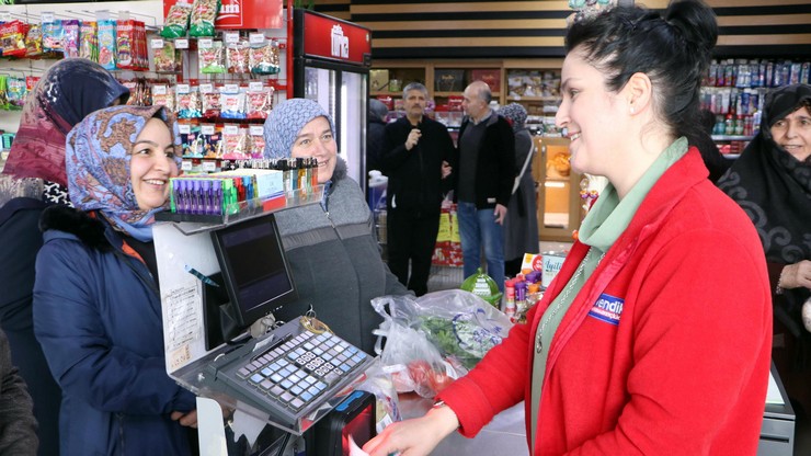 erzurumda-bir-markette-kasiyerlik-yapan-seyda-ates-38-kadinlarin-baskisi-ile-girdigi-31-mart-2024-mahalli-idareler-genel-secimlerinde-42-erkek-rakibini-geride-bira.jpg