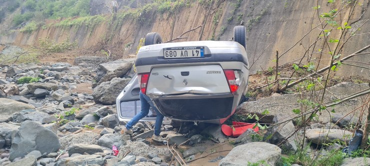 artvinde-dere-yatagina-devrilen-otomobilin-surucusu-yaralandi-3.jpg