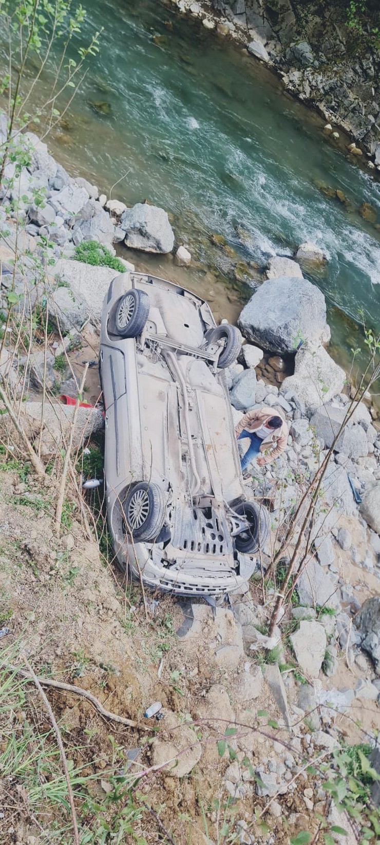 artvinde-dere-yatagina-devrilen-otomobilin-surucusu-yaralandi-5.jpg