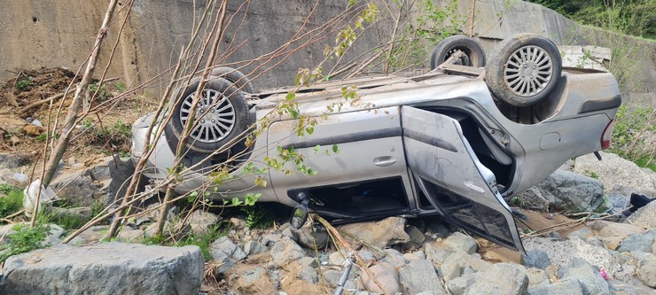 artvinde-dere-yatagina-devrilen-otomobilin-surucusu-yaralandi-6.jpg