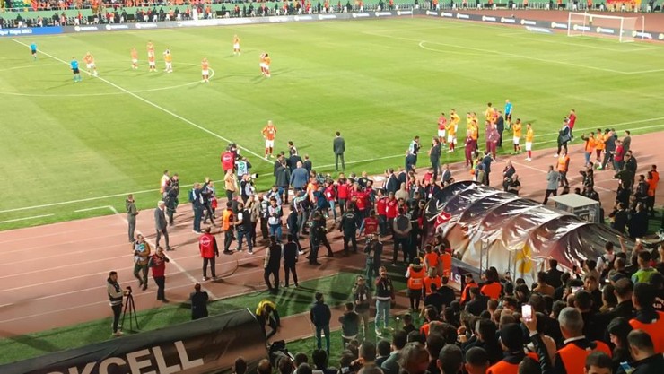 fenerbahce-galatasaray-super-kupa-macinda-sahadan-cekilince-mac-yarida-kaldi-2.jpg