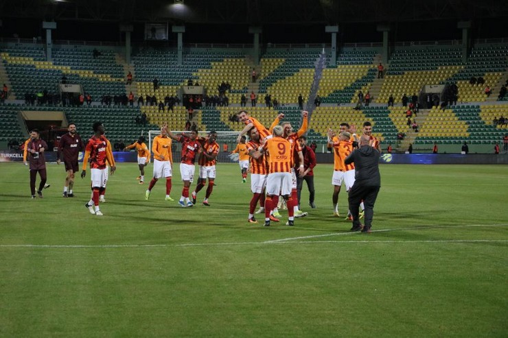 fenerbahce-galatasaray-super-kupa-macinda-sahadan-cekilince-mac-yarida-kaldi-3.jpg