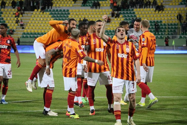 fenerbahce-galatasaray-super-kupa-macinda-sahadan-cekilince-mac-yarida-kaldi-5.jpg