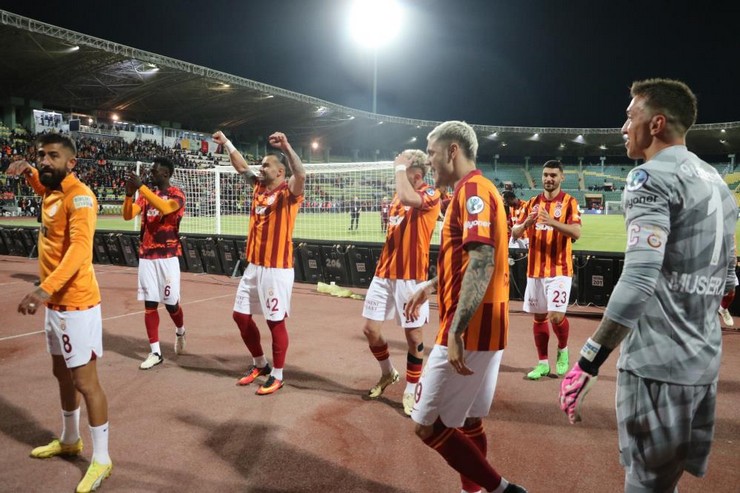 fenerbahce-galatasaray-super-kupa-macinda-sahadan-cekilince-mac-yarida-kaldi-6.jpg