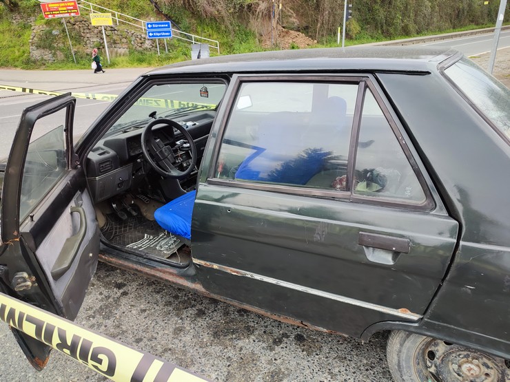trabzonun-surmene-ilcesin-karadeniz-sahil-yolunda-otomobiliyle-seyir-halindeyken-yol-verme-meselesi-nedeniyle-tartistigi-diger-otomobil-surucusu-bayram-tepegozu-35-001.jpg