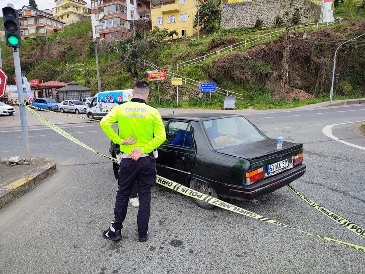 trabzonun-surmene-ilcesin-karadeniz-sahil-yolunda-otomobiliyle-seyir-halindeyken-yol-verme-meselesi-nedeniyle-tartistigi-diger-otomobil-surucusu-bayram-tepegozu-35-37.jpg