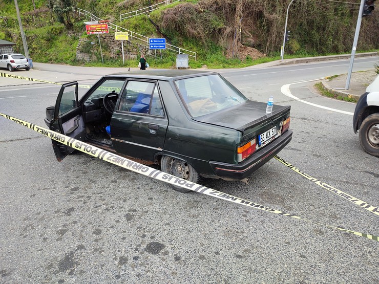 trabzonun-surmene-ilcesin-karadeniz-sahil-yolunda-otomobiliyle-seyir-halindeyken-yol-verme-meselesi-nedeniyle-tartistigi-diger-otomobil-surucusu-bayram-tepegozu-35-39.jpg
