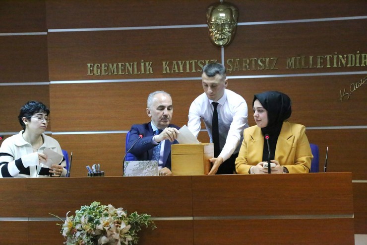 rize-belediye-meclisi-baskanvekilleri-ve-encumen-uyeleri-belli-oldu-9.jpg