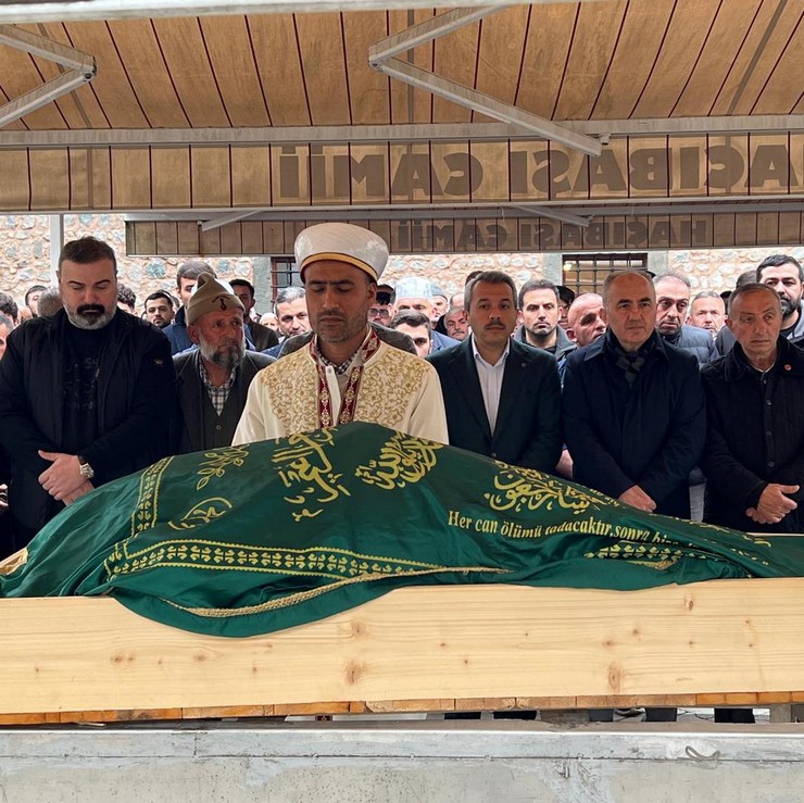 gecirdigi-kalp-krizi-sonucu-kaldirildigi-hastanede-vefat-eden-felenksu-kuran-kursu-ogreticisi-aziz-erdoganin-16-yasindaki-oglu-omer-talha-son-yolculuguna-ugurlandi-1.jpg