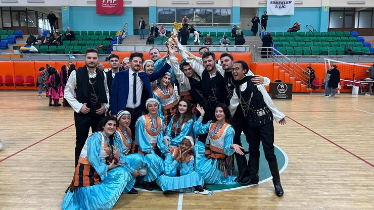 recep-tayyip-erdogan-universitesi-rteu-halk-danslari-ekibi-rize-il-birincisi-oldu-4.jpg