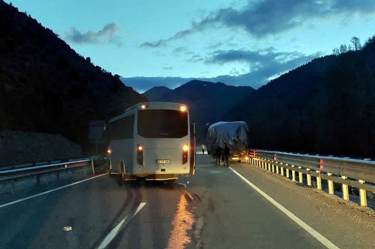 rize-plakali-tur-midibusu-gumushanede-saman-yuklu-kamyonete-carpti-2.jpg