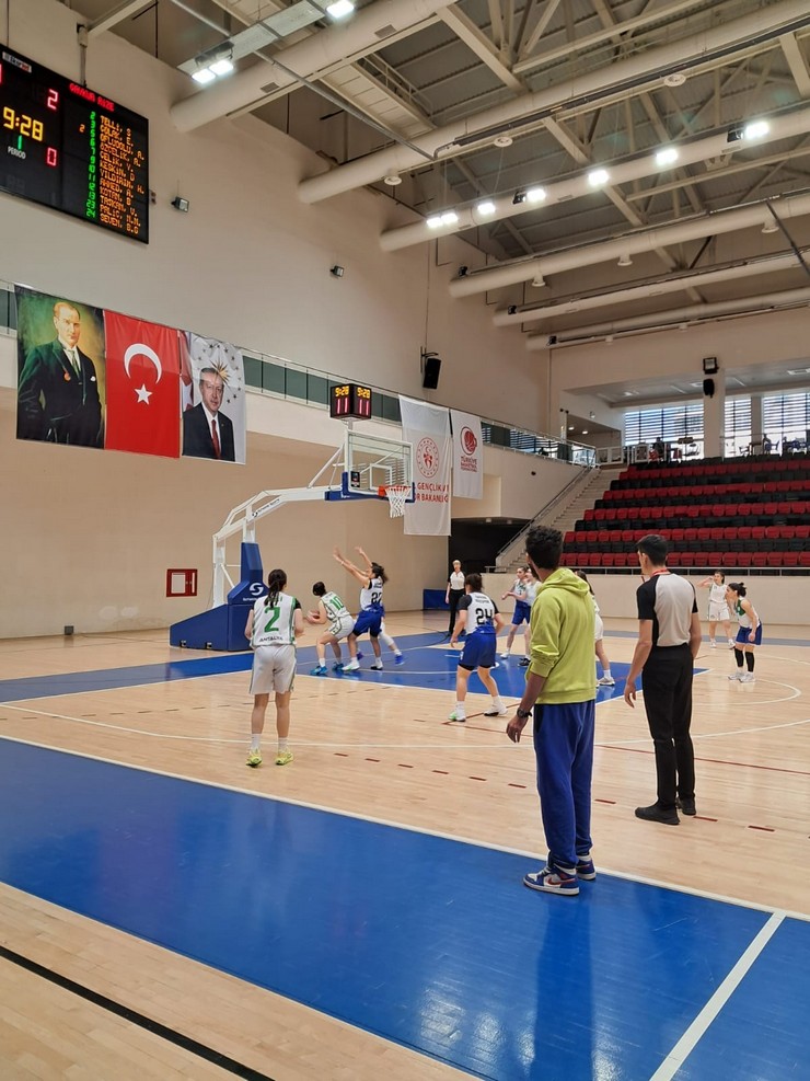 caykur-rizespor-u18-kiz-basketbol-takimi-gurur-verici-bir-basariya-imza-atti-1.jpg