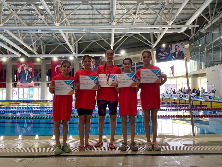 guneysu-spor-yuzme-antrenoru-ve-sporcusu-ceyda-duskun-giresunda-duzenlenen-herkes-icin-yuzme-projesi-yuzme-yarislarinda-kategorisinde-bolge-birincisi-olarak-konyadaki-f-3.jpg