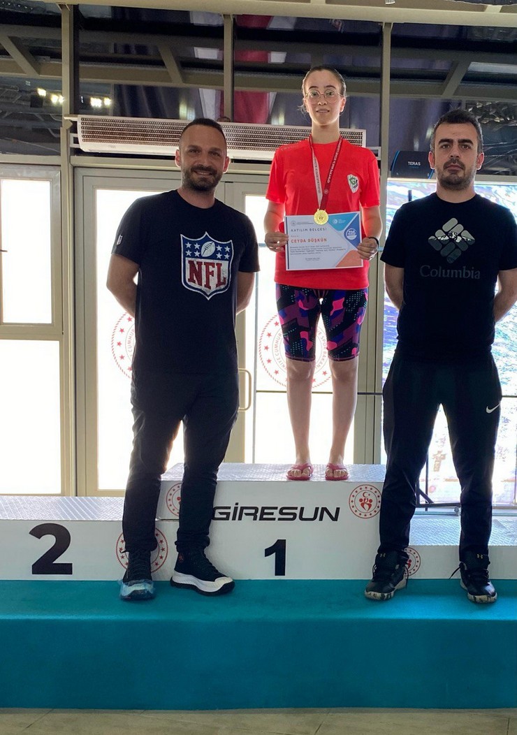 guneysu-spor-yuzme-antrenoru-ve-sporcusu-ceyda-duskun-giresunda-duzenlenen-herkes-icin-yuzme-projesi-yuzme-yarislarinda-kategorisinde-bolge-birincisi-olarak-konyadaki-fin-1.jpg