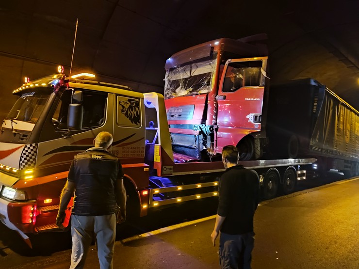 trabzonun-arakli-ilcesinde-kontrolden-cikan-tir-tunelindeki-duvar-ve-yangin-musluguna-carpti-yabanci-uyruklu-surucu-yaralanirken-patlayan-borudan-cikan-tazyikli-3.jpg