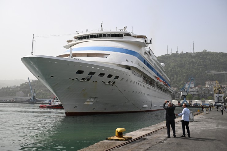 sezonun-ilk-kruvaziyeri-astoria-grande-trabzon-limanina-geldi-2.jpg