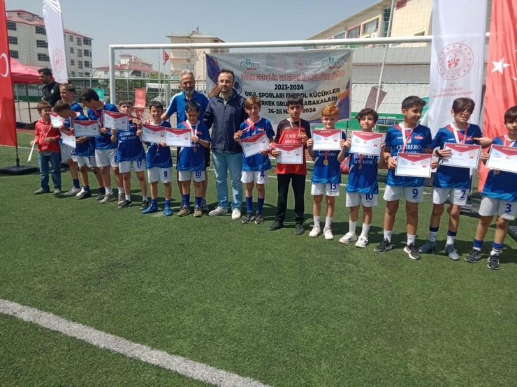 2023-2024-okul-sporlari-futbol-kucukler-kizerkek-grup-musabakalari-26-28-nisan-tarihleri-arasinda-igdirda-gerceklestirildi-caykur-ortaokulu-turnuvayi-birincilikle-tamamla-3.jpg
