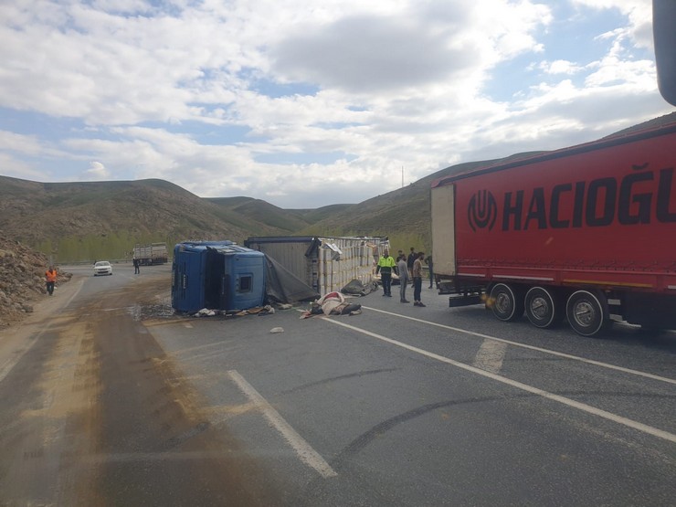 vanin-gurpinar-ilcesinde-cay-yuklu-tirin-devrilmesi-sonucu-1-kisi-agir-yaralandi-1.jpg