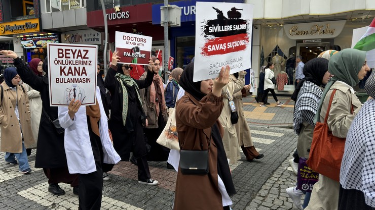 rizede-saglik-calisanlari-25-haftadir-sessiz-yuruyusle-israili-protesto-ediyor-2.jpg