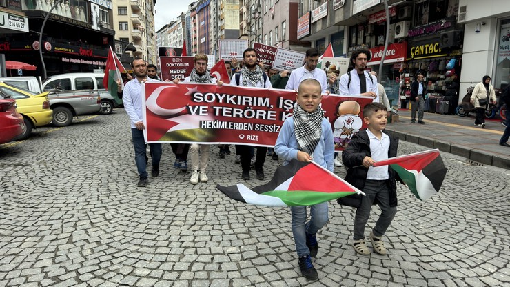 rizede-saglik-calisanlari-25-haftadir-sessiz-yuruyusle-israili-protesto-ediyor-3.jpg