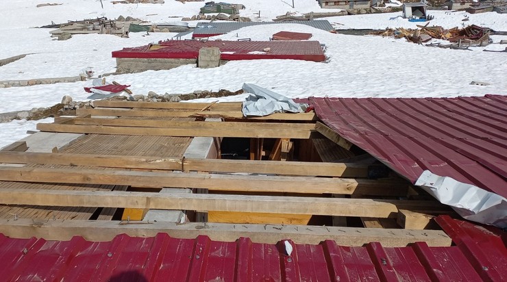 rizenin-camlihemsin-ilcesine-bagli-kavrun-yaylasina-cikan-koyluler-kisin-yagan-kar-ve-meydana-gelen-cigda-6-evin-yikildigini-tespit-etti-3.jpg