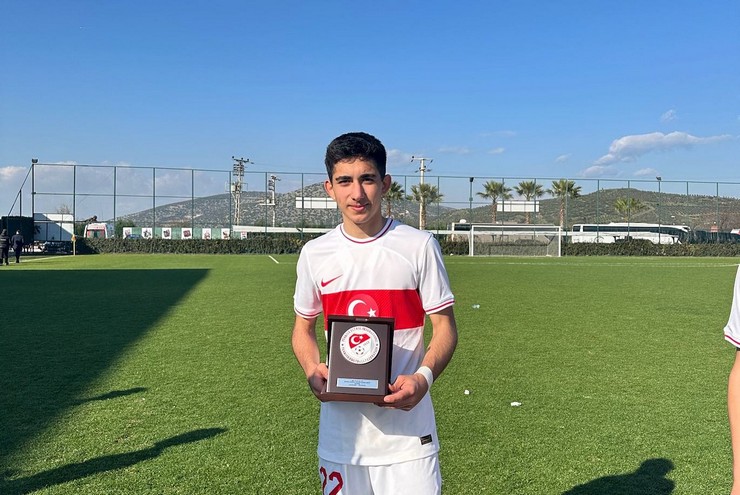 caykur-rizesporlu-emir-bora-coban-u16-milli-takiminin-uefa-gelisim-turnuvasi-aday-kadrosuna-davet-edildi-1.jpg