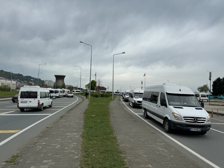 rize-trabzon-guzergahinda-korsan-servis-iddiasi-ile-minibusculer-eylem-yapti-1.jpg