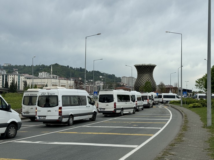 rize-trabzon-guzergahinda-korsan-servis-iddiasi-ile-minibusculer-eylem-yapti-2.jpg