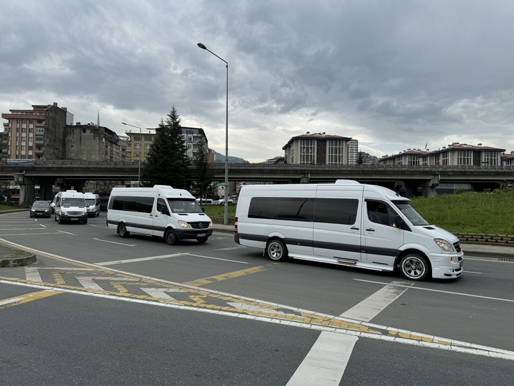 rize-trabzon-guzergahinda-korsan-servis-iddiasi-ile-minibusculer-eylem-yapti-3.jpg