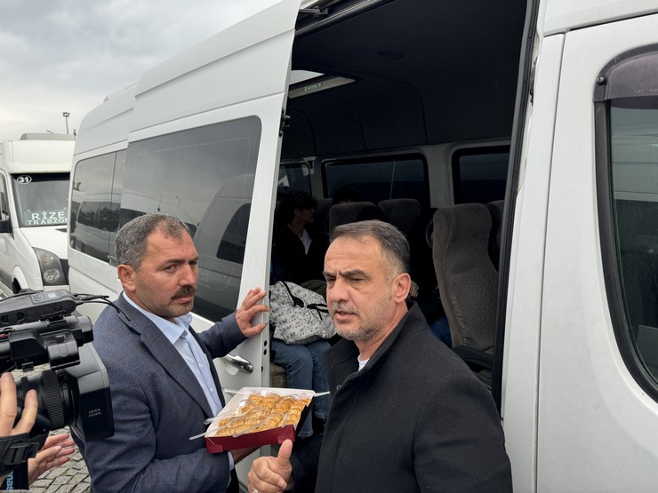 rize-trabzon-guzergahinda-korsan-servis-iddiasi-ile-minibusculer-eylem-yapti-5.jpg