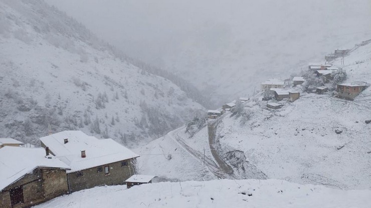 rizenin-bali-ile-dunyaca-unlu-anzer-yaylasina-cikan-vatandaslar-mayis-ayinda-kar-saskinligi-yasadi-2.jpg