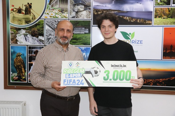 rizede-fifa-2024-turnuvasi-kazananlari-odullerini-aldi-5.jpg