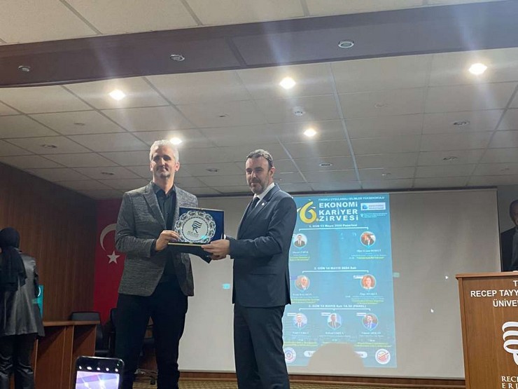 rteude-6-ekonomi-ve-kariyer-zirvesi-gerceklestirildi-6.jpg