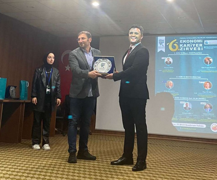 rteude-6-ekonomi-ve-kariyer-zirvesi-gerceklestirildi-7.jpg