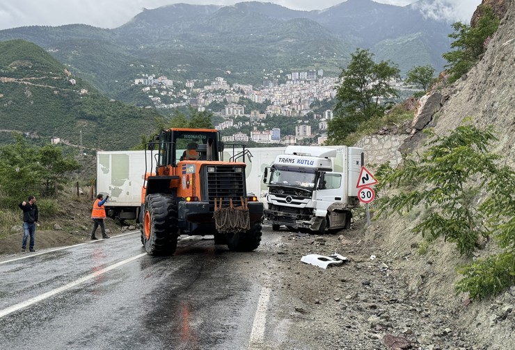 artvinde-rize-plakali-tirin-kaymasi-sonucu-kapanan-artvin-ardahan-kara-yolunda-ulasim-yeniden-saglandi-1.jpg